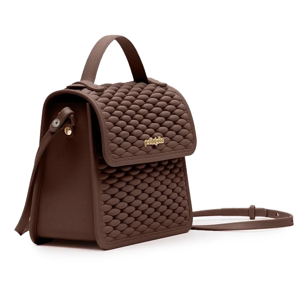 Bolsa Petite Jolie marrom vista lateral com alça longa estendida e logo dourado